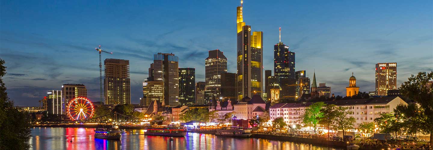 Skyline Frankfurt mit Mainuferfest